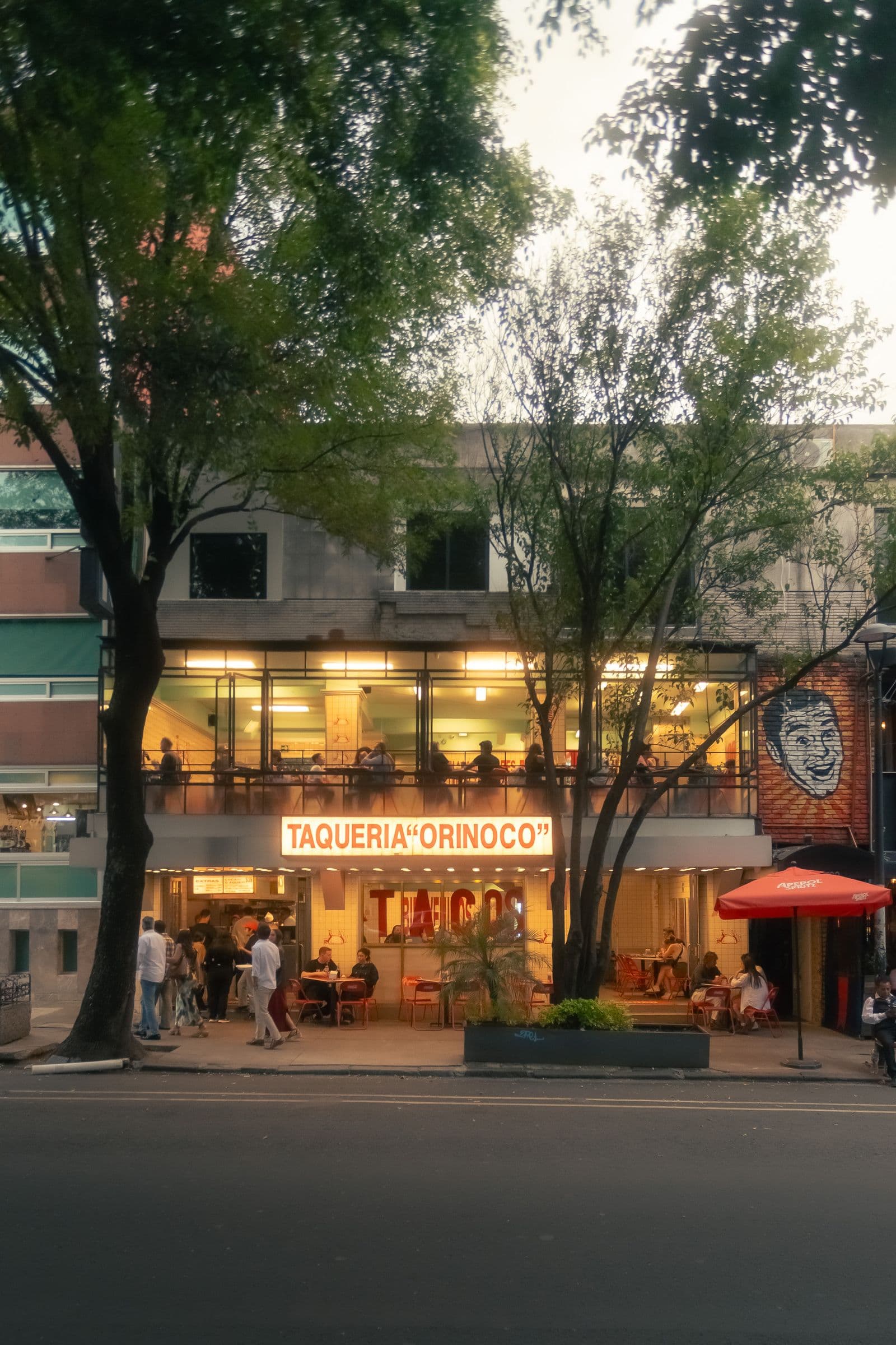 Fachada de la Taquería Orinoco al atardecer, en la Ciudad de México